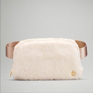 Lululemon Everywhere belt bag. Ivory fleece.